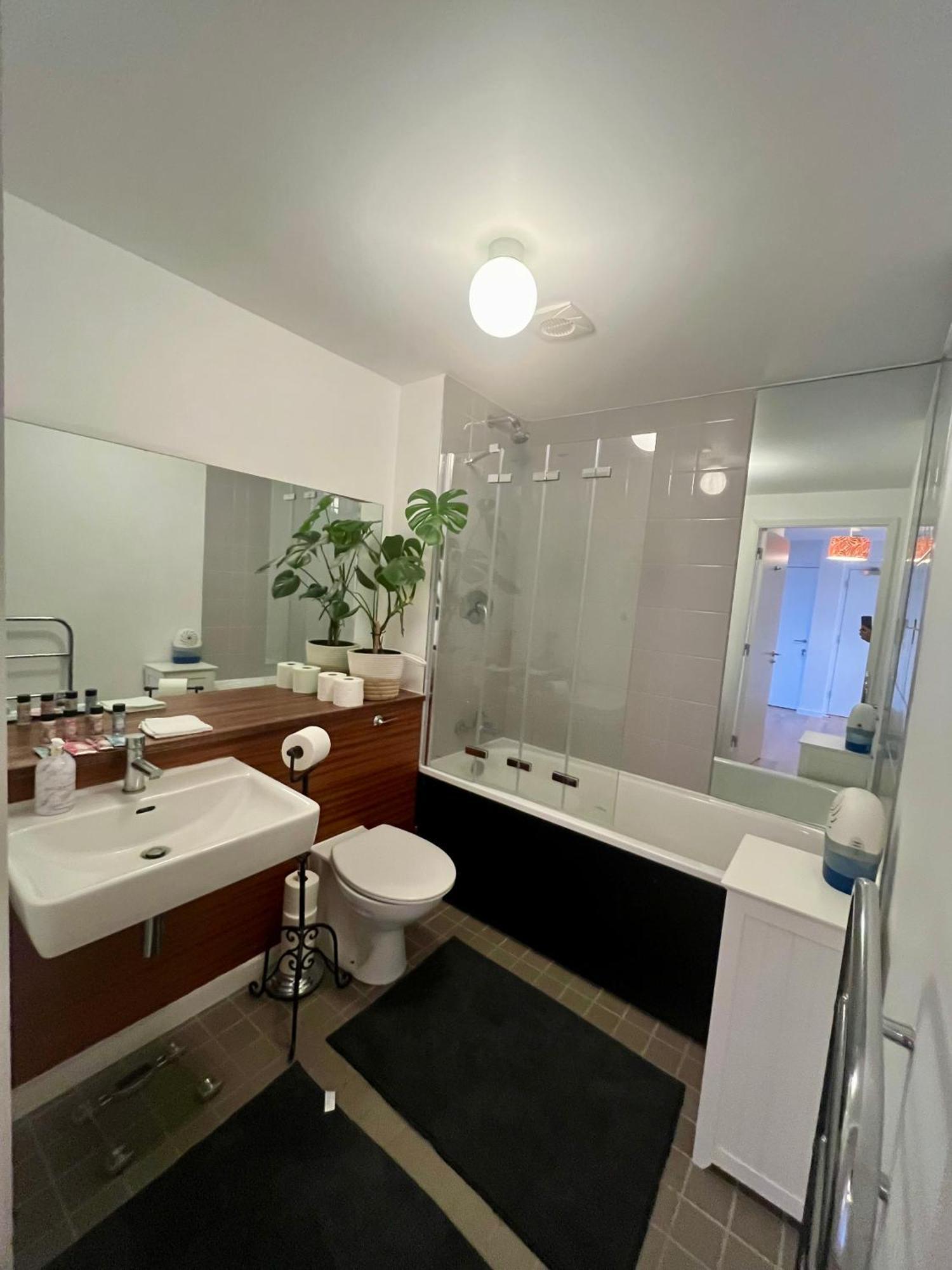 The Room King Size Bed And Private Bathroom Dublino Esterno foto